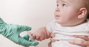 Tiêm phòng cho bé: vacxin 5 trong 1 và vacxin 6 trong 1 loại nào tốt hơn