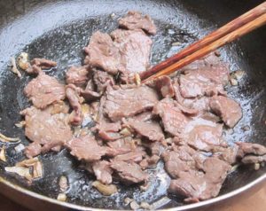 Cách làm món bún gạo xào thịt bò bổ dưỡng cho buổi sáng