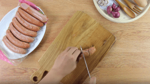 Cách làm món xúc xích bò BBQ nấu đậu thơm ngon