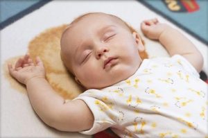 Trẻ sơ sinh nằm gối ngủ võng
