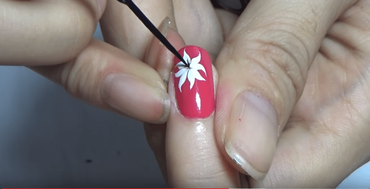 Hướng dẫn vẽ nail hoa đẹp bằng cọ nét