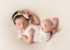 Trẻ sơ sinh ngủ li bì khó đánh thức
