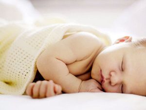 Trẻ sơ sinh nằm gối ngủ võng