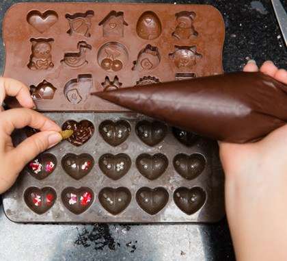 cách làm socola hình trái tim vô cùng đáng yêu, ngộ nghĩnh cho người yêu.