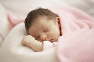 Trẻ sơ sinh ngủ li bì khó đánh thức