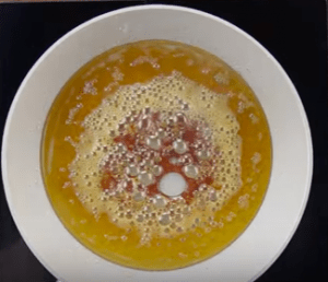 2 cách làm nước màu đơn giản cho món kho
