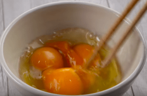 Cách làm món cơm cuộn trứng thơm ngon