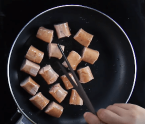 Cách nấu canh xúc xích Việt xông khói thơm ngon 