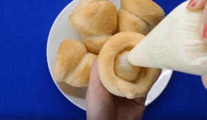 Cách làm bánh mì ốc quế nhân kem phô mai ngon tuyệt