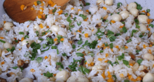 Cách làm món cơm chiên hạt sen siêu dễ tại nhà