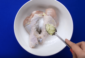 Cách làm cơm gà cay ngon ngất ngây