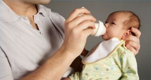 Các bước xử lý và sơ cứu sặc sữa sặc cháo ở trẻ em
