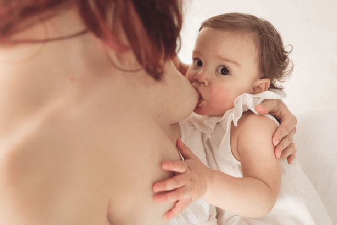 Cho bé bú một bên có ảnh hưởng xấu đến mẹ và bé không?