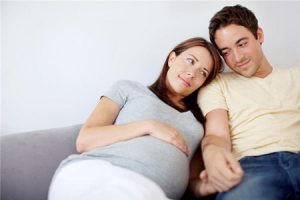 Quan hệ khi mang thai khoảng 3 tháng đầu có ảnh hưởng đến thai nhi không ?