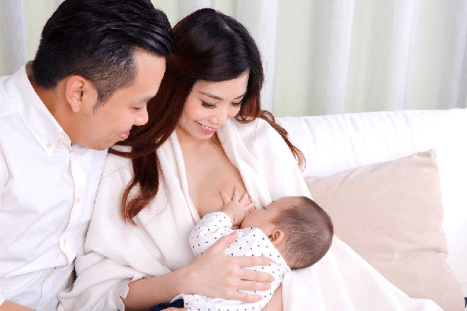 Những điều cần biết khi mẹ cho bé bú mẹ và sữa ngoài