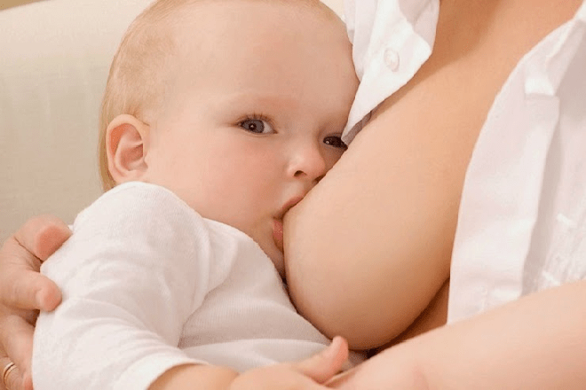 Cho bé bú một bên có ảnh hưởng xấu đến mẹ và bé không?
