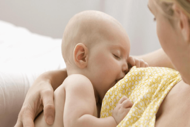 Cho bé bú sữa non và lợi ích của sữa non dành cho bé