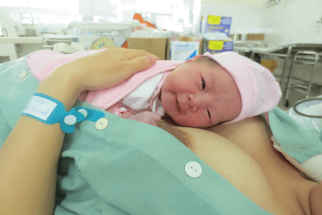 Cho bé bú sau sinh mổ và những điều mẹ cần biết