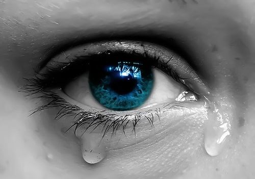 Hãy chiêm ngưỡng những ảnh con gái khóc buồn đầy cảm xúc và sự đau đớn. Những nước mắt trên gương mặt cô gái sẽ khiến bạn nhận ra rằng họ cũng chỉ là con người, cũng có những nỗi buồn và đau khổ. Hãy cùng chia sẻ và đồng cảm với họ!